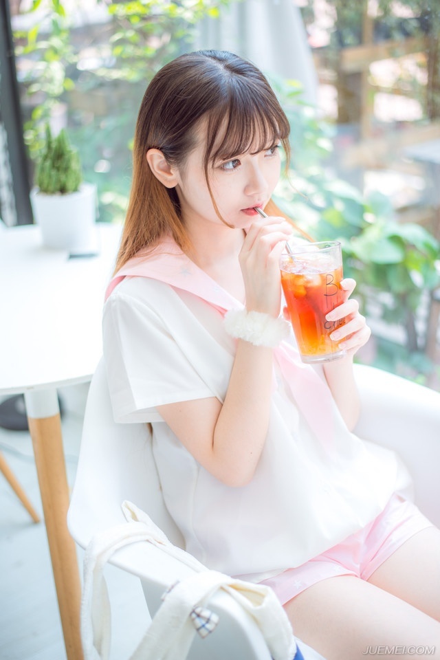 “刘将军一路劳累，不如……”虽然不知道发生了什么事，但张任估计刘璝接下来说的话，恐怕未必是自己想要听得，至少不能在这么多闻讯赶来的将士面前让他说出来，所以张任想要先稳住刘璝，只是没等张任把话说出口，刘璝却已经噗通一声，跪在了张任面前。